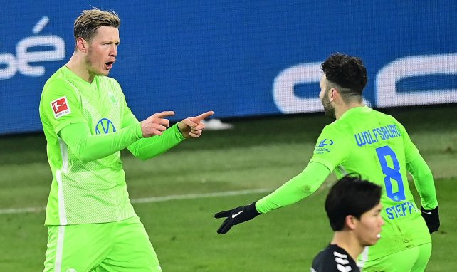 Jugadores del Wolfsburgo celebran un gol