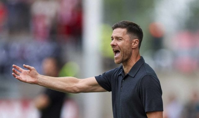 Xabi Alonso dando órdenes