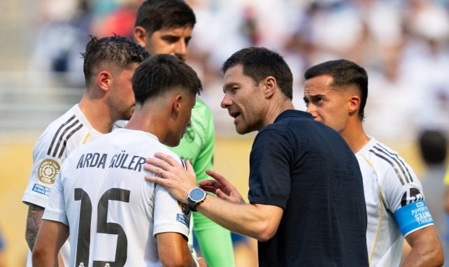 Xabi Alonso da instrucciones a sus jugadores.