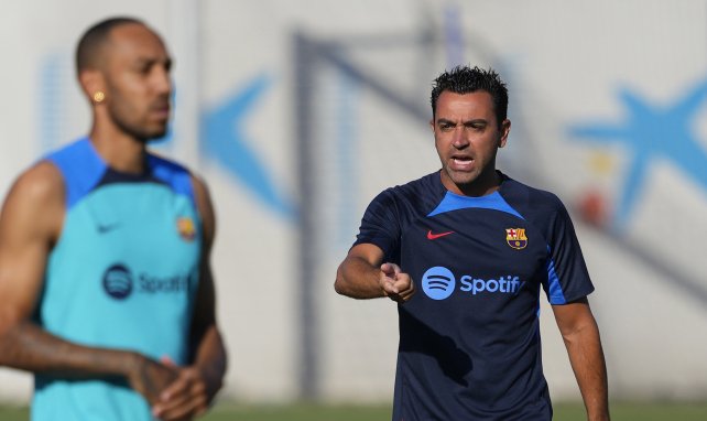 Xavi dirige un entrenamiento del FC Barcelona