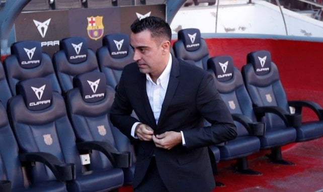 Xavi, junto al banquillo del FC Barcelona