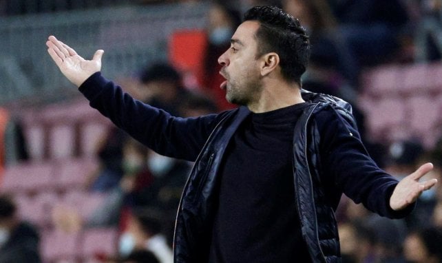 Xavi Hernández da indicaciones desde la banda