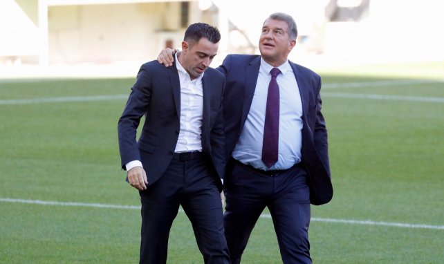 Xavi y Joan Laporta en la presentación del entrenador con el FC Barcelona