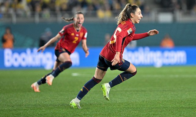 Olga Carmona celebrando su gol en la final