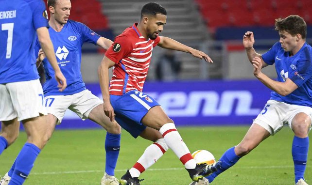 Yangel Herrera conduce el balón