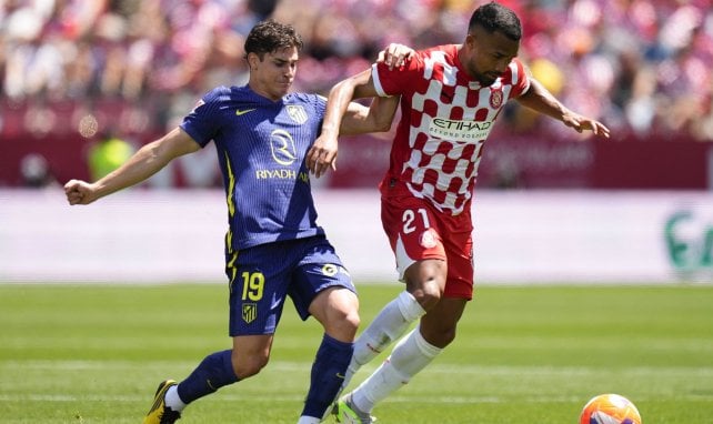 Yangel Herrera pelea por un balón
