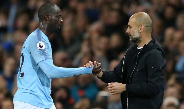 Yaya Touré se saluda con Pep Guardiola en el Manchester City