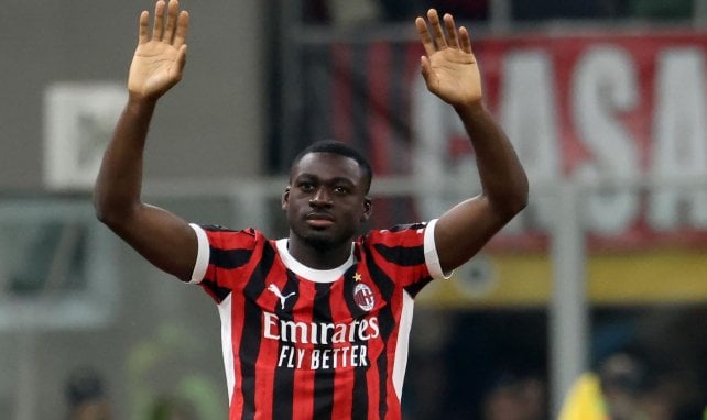 Youssouf Fofana saluda en el AC Milan