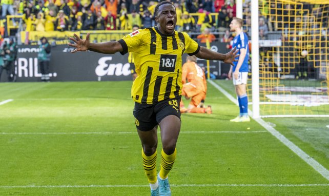 Youssoufa Moukoko celebra un gol con el Borussia Dortmund