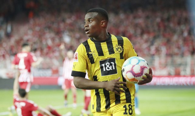 Youssoufa Moukoko tras anotar un gol con el BVB