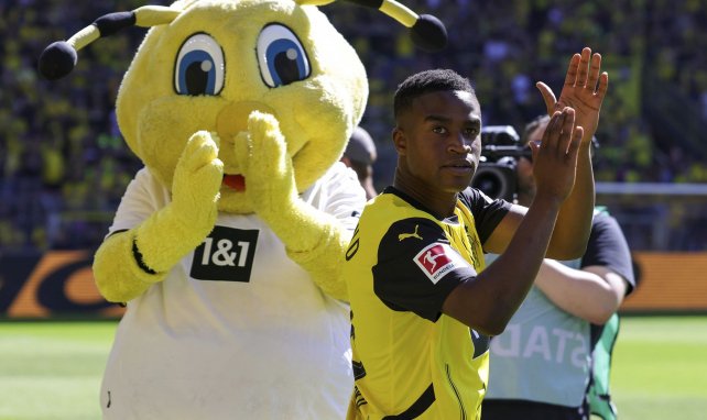 Youssoufa Moukoko, con la mascota del Dortmund