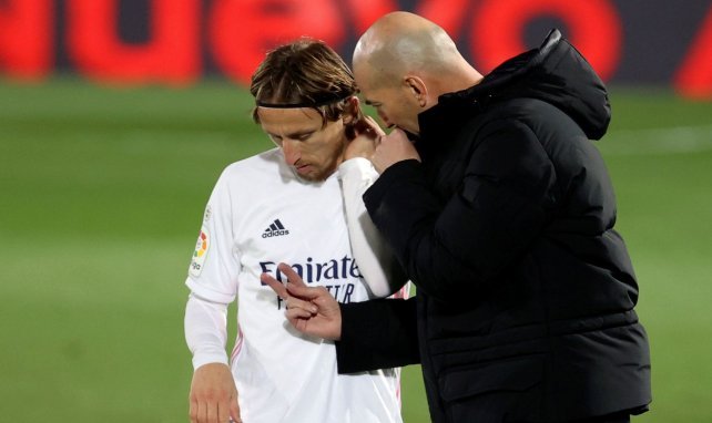 Zinedine Zidane da órdenes a Luka Modric